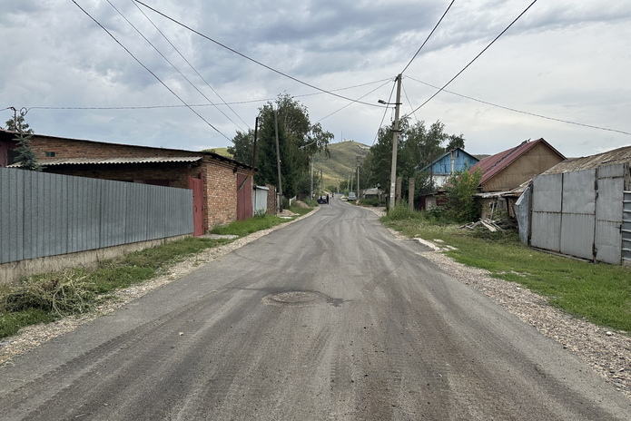 В поселке Красина начали укладывать новый асфальт на главной улице